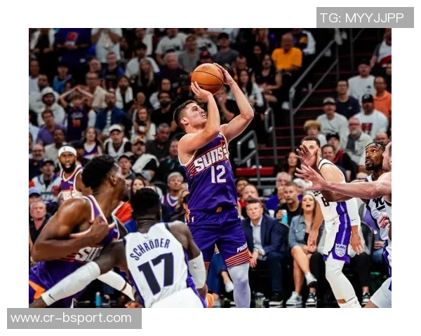 布克表现出色半场10投6中贡献16分2篮板3助攻1盖帽展现全面能力