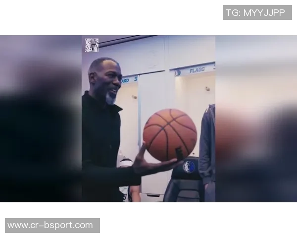 克莱汤普森生涯达成17000分里程碑临时总经理芬利亲自赠送比赛用球