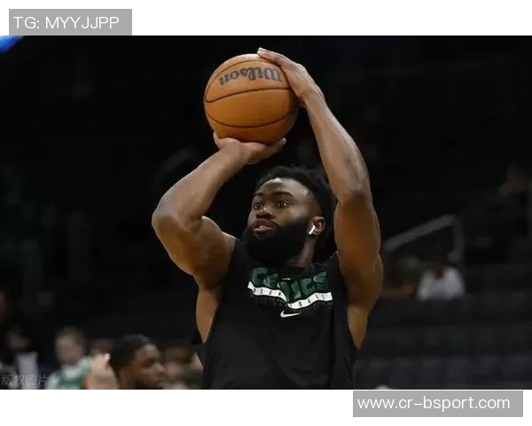 杰伦布朗首节火力全开独得16分但球队仍落后11分苦苦追赶