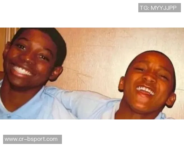 当众秀恩爱米切尔往未婚妻脸上丢毛巾后者气鼓鼓可爱噘嘴